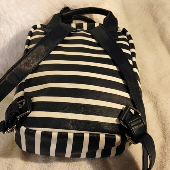 Medium size backpack blue and white striped in excellent unused condition - Picture 4 of 8